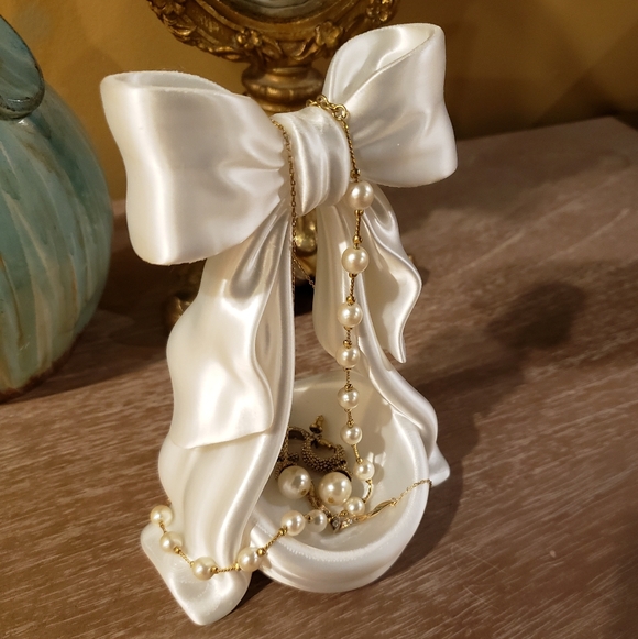 NEW! Gorgeous Draping Bow Jewelry Keepsake Trinket Holder (Pearl White) - Picture 2 of 6